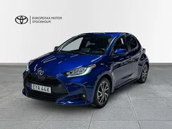 Mörkblå Begagnad 2023 Toyota Yaris Hybrid Active Halvkombi | 239 900 kr (Lite dyr)