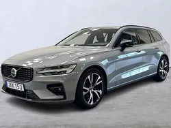 Grå Begagnad 2024 Volvo V60 Plus Kombi | 379 000 kr (Marknadspris)