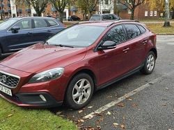 Röd Begagnad 2015 Volvo V40 CC Momentum Kombi | 115 000 kr (Marknadspris)