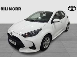 Vit Begagnad 2023 Toyota Yaris Hybrid Active Halvkombi | 219 900 kr (Marknadspris)