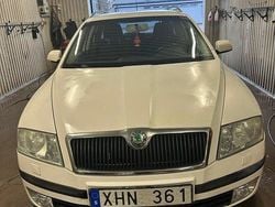 Vit Begagnad 2006 Skoda Octavia Kombi | 35 500 kr (Marknadspris)