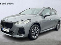 Grå Begagnad 2023 BMW 230e Active Tourer M Sport Minibuss | 409 900 kr (Marknadspris)