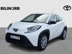 Vit Begagnad 2022 Toyota Aygo Play Halvkombi | 189 900 kr (Dyr)