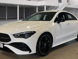 Vit (polarvit ) Begagnad 2024 Mercedes CLA200 AMG Sportkupé | 395 000 kr (Marknadspris)