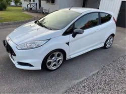 Vit Begagnad 2014 Ford Fiesta ST Halvkombi | 84 500 kr (Marknadspris)