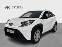 Vit Begagnad 2022 Toyota Aygo Play Halvkombi | 174 000 kr (Marknadspris)