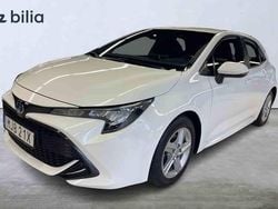 Vit Begagnad 2022 Toyota Corolla Hybrid Active Halvkombi | 239 900 kr (Marknadspris)