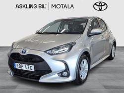 Silver Begagnad 2022 Toyota Yaris Hybrid Active Halvkombi | 219 000 kr (Marknadspris)