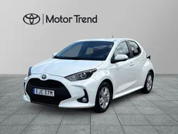 Vit Begagnad 2022 Toyota Yaris Hybrid Active Halvkombi | 204 900 kr (Marknadspris)