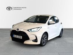 Vit Begagnad 2020 Toyota Yaris Hybrid Active Halvkombi | 199 900 kr (Marknadspris)