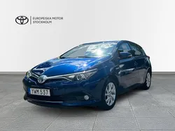 Mörkblå Begagnad 2017 Toyota Auris Hybrid Active Halvkombi | 157 900 kr (Marknadspris)