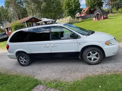 Vit Begagnad 2004 Chrysler Town & Country Minibuss | 30 000 kr