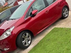 Röd Begagnad 2014 Peugeot 208 Halvkombi | 48 000 kr (Bra pris)