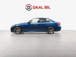 Blå Begagnad 2018 Alfa Romeo Giulia Veloce Sedan | 289 700 kr (Bra pris)