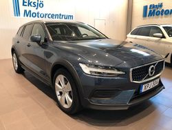 Mörkblå Begagnad 2022 Volvo V60 CC Momentum Kombi | 379 900 kr (Marknadspris)