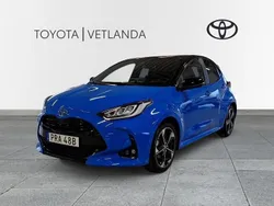 Blå (blå metallic / svart tak) Begagnad 2024 Toyota Yaris Hybrid Edition Halvkombi | 289 000 kr (Marknadspris)