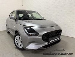 Grå (premium silver metallic) Ny 2024 Suzuki Swift Comfort Halvkombi | 219 900 kr (Marknadspris)