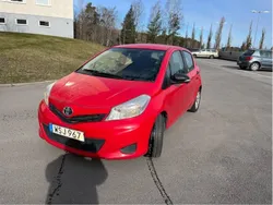 Röd Begagnad 2013 Toyota Yaris Life Halvkombi | 43 000 kr