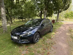 Blå Begagnad 2017 Mazda 3 Inclusive Halvkombi | 120 000 kr (Marknadspris)