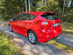 Röd Begagnad 2013 Ford Focus Titanium Halvkombi | 43 900 kr