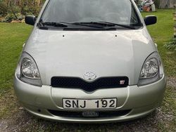 Grön Begagnad 2001 Toyota Yaris Halvkombi | 20 000 kr (Bra pris)