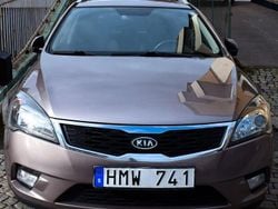 Mörkgrå (grå) Begagnad 2011 Kia Ceed Sportswagon Kombi | 37 800 kr (Marknadspris)
