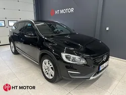 Svart Begagnad 2015 Volvo V60 CC Momentum Kombi | 174 900 kr (Marknadspris)