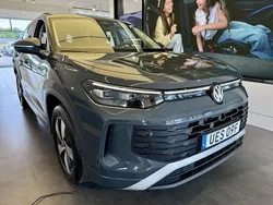 Grå (dolphin grey metallic) Ny 2025 VW Tayron Life SUV | 379 900 kr