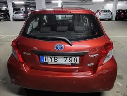 Röd Begagnad 2012 Toyota Yaris Hybrid Life Halvkombi | 85 000 kr (Marknadspris)