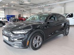 Svart Begagnad 2022 Ford Mustang Mach-E SUV | 339 800 kr (Marknadspris)