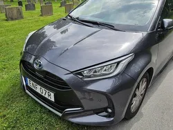 Grå Begagnad 2022 Toyota Yaris Hybrid Edition Halvkombi | 201 000 kr (Marknadspris)