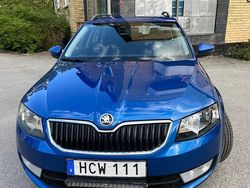 Blåmetallic Begagnad 2015 Skoda Octavia Kombi | 90 000 kr (Marknadspris)