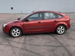 Röd Begagnad 2006 Ford Focus Halvkombi | 21 000 kr (Bra pris)
