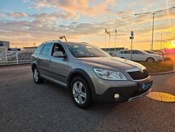 Ljusbrun (brun) Begagnad 2012 Skoda Octavia Scout Kombi | 62 000 kr (Marknadspris)