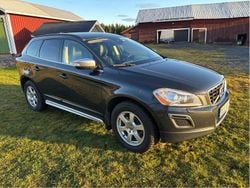 Grå Begagnad 2013 Volvo XC60 R-Design SUV | 172 000 kr (Marknadspris)