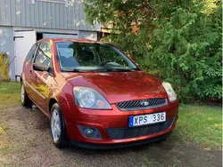 Röd Begagnad 2006 Ford Fiesta Halvkombi | 24 900 kr (Marknadspris)