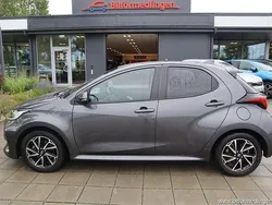 Grå Begagnad 2022 Toyota Yaris Active Halvkombi | 199 900 kr
