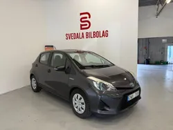 Mörkgrå (grå) Begagnad 2013 Toyota Yaris Hybrid Life Halvkombi | 98 900 kr (Marknadspris)