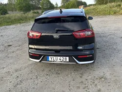 Svart Begagnad 2017 Kia Niro Advance SUV | 204 000 kr