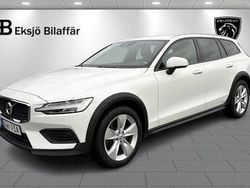 Vit Begagnad 2020 Volvo V60 CC Momentum Kombi | 259 500 kr (Marknadspris)