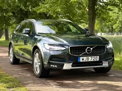 Mörkblå Begagnad 2018 Volvo V90 CC Momentum Kombi | 199 900 kr (Dyr)
