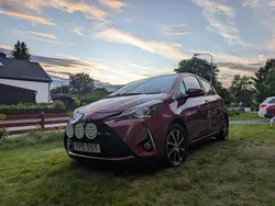 Röd Begagnad 2018 Toyota Yaris Hybrid Edition Halvkombi | 150 000 kr (Marknadspris)