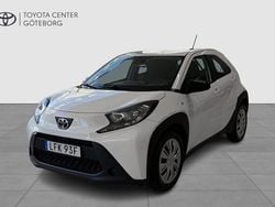 Vit Begagnad 2022 Toyota Aygo Play Halvkombi | 144 900 kr (Marknadspris)
