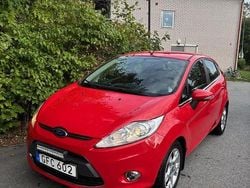 Röd Begagnad 2012 Ford Fiesta Titanium Halvkombi | 55 000 kr (Marknadspris)