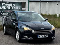 Svart Begagnad 2015 Ford Focus Titanium Halvkombi | 73 600 kr (Marknadspris)