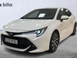 Vit Begagnad 2022 Toyota Corolla Hybrid Style Halvkombi | 259 900 kr (Lite dyr)