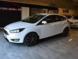 Vit Begagnad 2016 Ford Focus Titanium Halvkombi | 84 900 kr (Marknadspris)