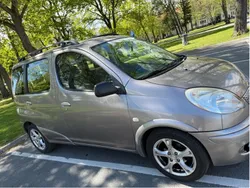 Grå Begagnad 2003 Toyota Yaris Verso Minibuss | 45 000 kr