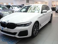 Vit Begagnad 2023 BMW 520 M Sport Sedan | 459 900 kr (Superpris)