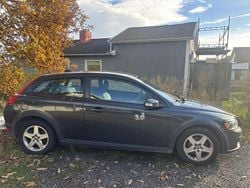 Grå Begagnad 2009 Volvo C30 Momentum Halvkombi | 45 000 kr (Marknadspris)